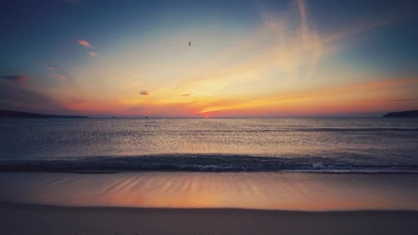 Тропічний Пляж Красиве Море Схід Сонця Драматичні Хмари Танцювальні Хвилі — стокове відео