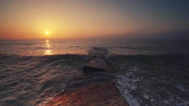 Sonnenaufgang Meer Strand Und Tanzende Wellen Sand — Stockvideo