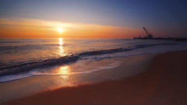 Sea Sunrise Sulla Spiaggia Gru Industriali Costruzione Nuovi Alberghi — Video Stock