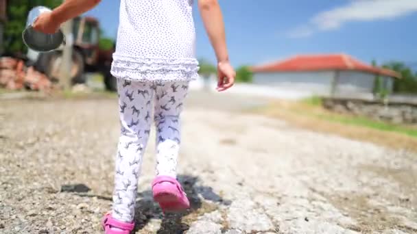快乐的小女孩在花园里用草莓篮奔跑 农村的自产果蔬 — 图库视频影像