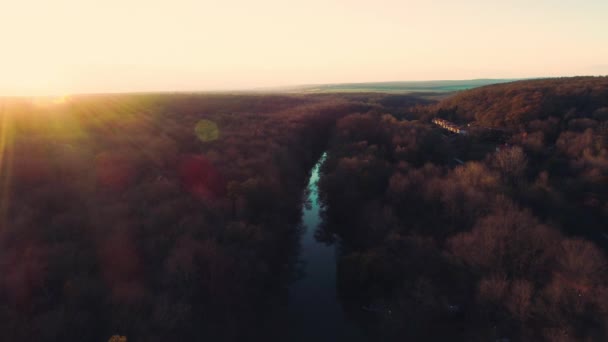Vue aérienne du coucher du soleil sur la rivière et la forêt de montagne. jungle amazonienne .