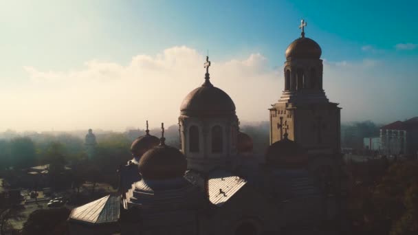 ブルガリア ヴァルナの仮定の大聖堂の空中朝の眺め 夏までに美しい街 — ストック動画