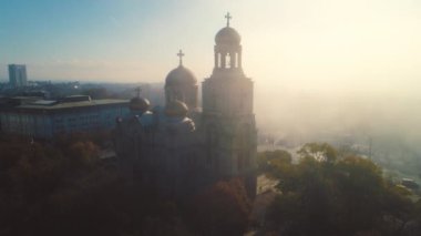 Varna, Bulgaristan'daki Varsayım Katedrali'nin havadan görünümü. Yaz aveguleri