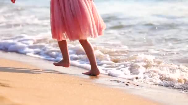 Kislány Gyaloglás Napfelkeltét Gyönyörű Óceán Parton Boldog Nyári Szünidő — Stock videók