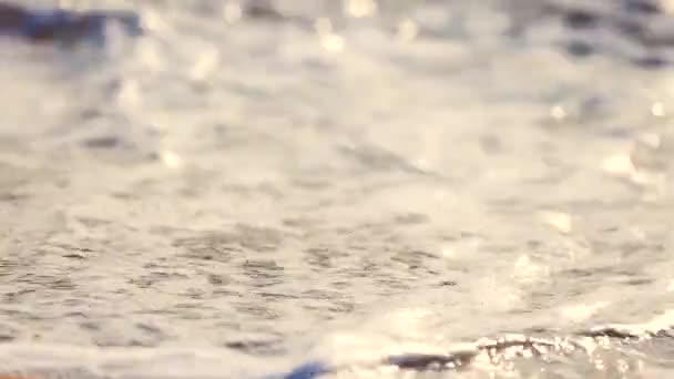 闪亮的海浪在日出时冲刷热带沙滩 自然放松背景 — 图库视频影像