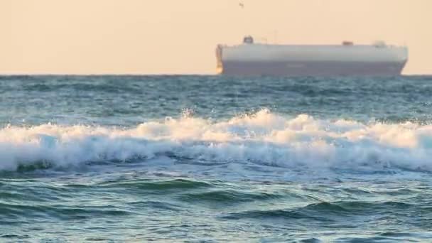 Mar Amanecer Vela Barco Industrial Buque Carga Agua — Vídeo de stock