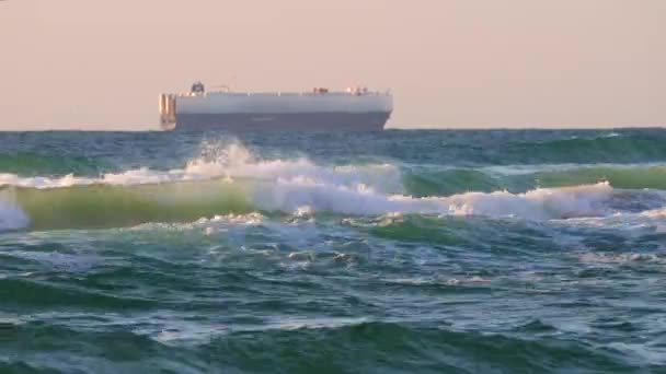 海の日の出と帆産業ボート 水中の貨物船 — ストック動画