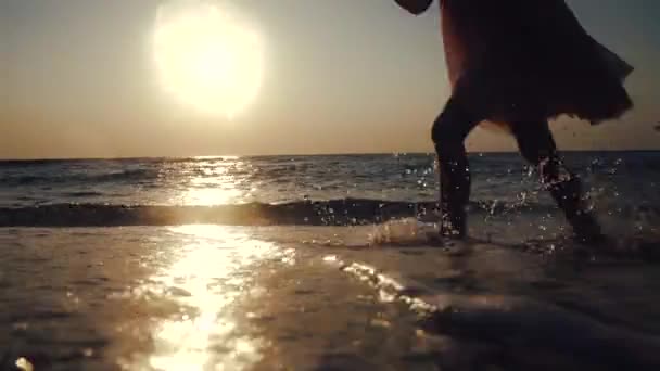 海水で走る幸せな女の子 ビーチで美しい日の出 夏の朝 — ストック動画