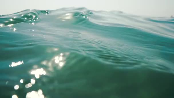 Subaquático Ondas Mar Com Raios Sol Brilhando Através Água — Vídeo de Stock