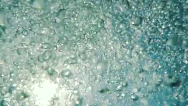 Undervattens Havsvågor Med Solstrålar Som Lyser Genom Vattnet — Stockvideo