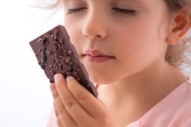 Güzel kız bir profesyonel gibi çikolata tadı - kakao bar kırma