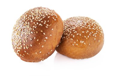 Ev yapımı ekşi ekmek. Hamburger ekmeği beyaz arkaplanda izole edilmiş