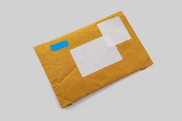 Малий паперовий пост-пакет ізольований на білому тлі — стокове фото