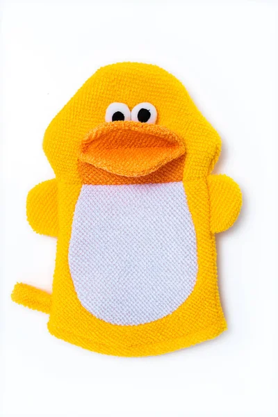 Pato de brinquedo de bebê para banho, esponja de esfregaço de mão . — Fotografia de Stock