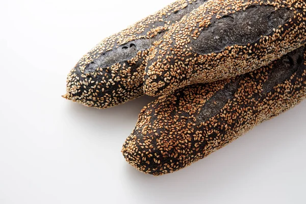 Hausgemachter Sauerteig gesunde Vollkornbrot-Baguettes auf weißem Hintergrund — Stockfoto