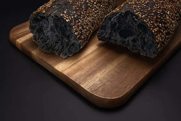 Siyah sırt vintage havlu üzerinde ev yapımı ekşi hamur ekmek baget