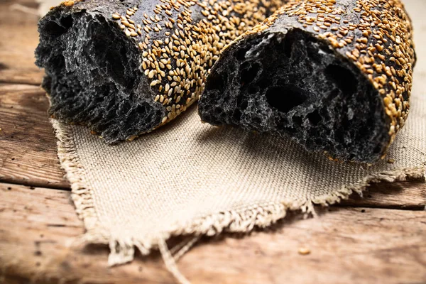 Zelfgemaakte zuurdesembrood Baguette op houten bord. Eten, bakken — Stockfoto