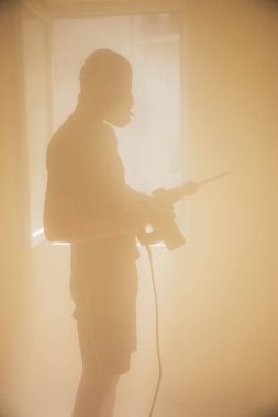 Çekiçile işçi, iç duvar sıva kırma