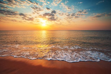 Tropikal denizin üzerinde güzel bir gün doğumu