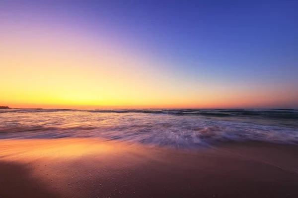 Prachtige zonsopgang boven de zee — Stockfoto