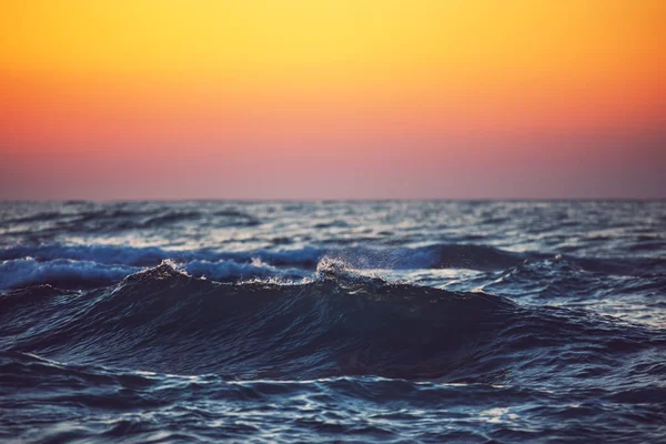 日の出の波 — ストック写真