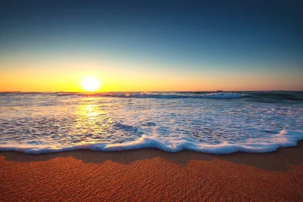 Prachtige zonsopgang boven de zee — Stockfoto