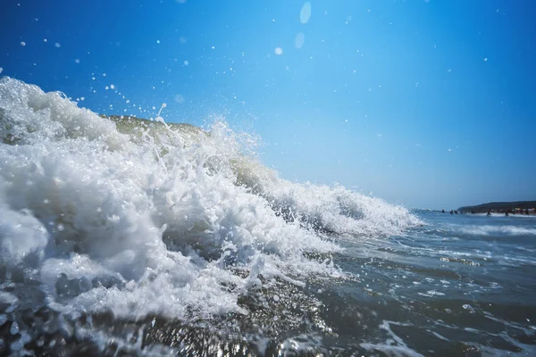 Onda oceânica a rebentar na costa — Fotografia de Stock