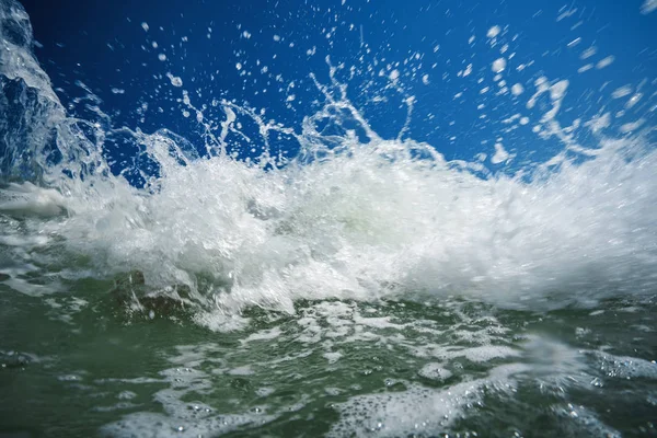 Havsvåg som bryts på stranden — Stockfoto