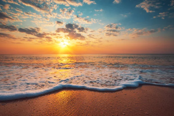 Prachtige zonsondergang boven de tropische zee — Stockfoto