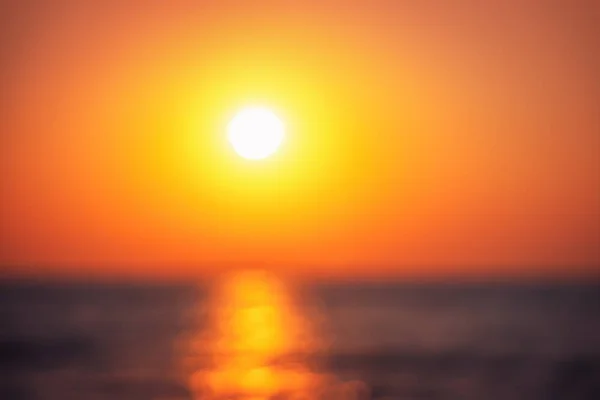 Fondo desenfocado del hermoso amanecer sobre el mar tropical — Foto de Stock