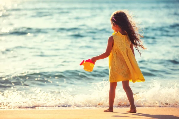 Klein meisje spelen op het strand — Stockfoto