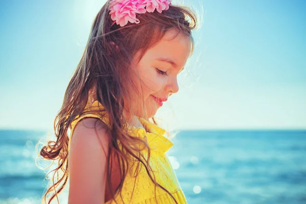 Niña jugando en la playa — Foto de Stock