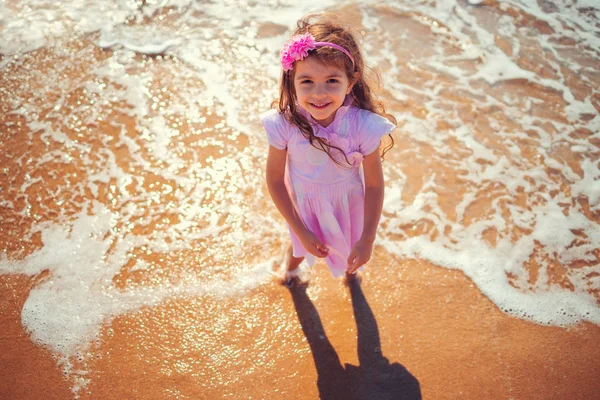 해변에서 노는 어린 소녀 — 스톡 사진