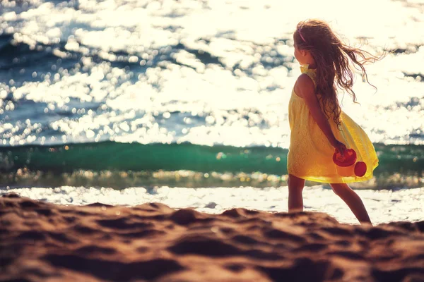 Kislány játszik a strandon — Stock Fotó