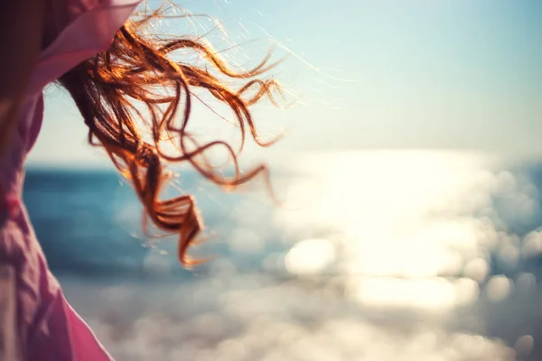 Niña, niña jugando en la playa con viento en el pelo — Foto de Stock