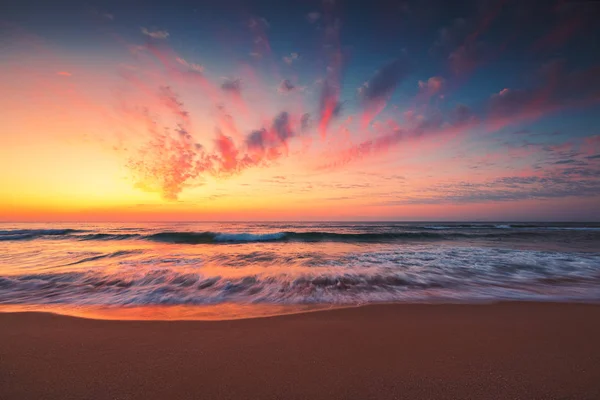 Prachtige zonsopgang boven de zee — Stockfoto