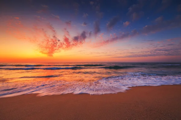 Prachtige zonsondergang boven de tropische zee — Stockfoto