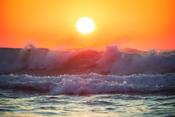 Lever de soleil Vagues roulantes sur la plage — Photo