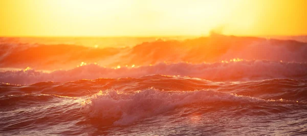 Mar de oro amanecer y salpicaduras de olas — Foto de Stock