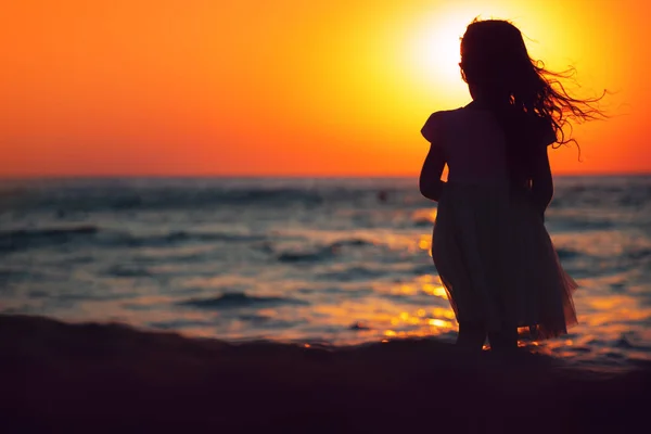 Niña jugando en la playa — Foto de Stock