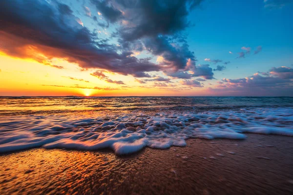 Прекрасний захід сонця над тропічним морем — стокове фото