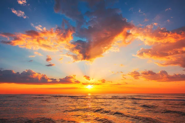 Прекрасний захід сонця над тропічним морем — стокове фото
