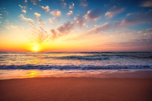 Tropikal denizin üzerinde güzel bir gün batımı — Stok fotoğraf
