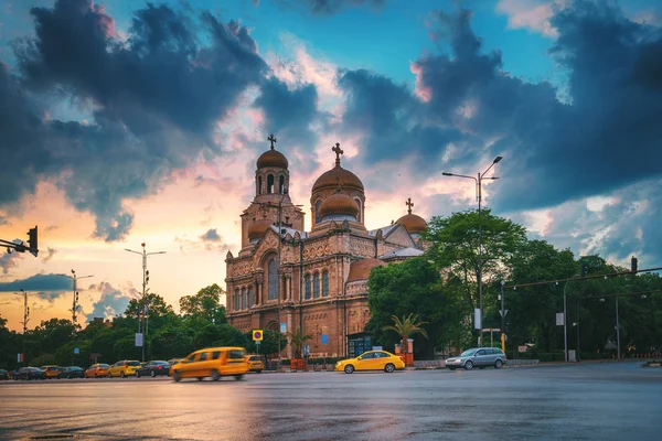 Apus de soare în Varna, Bulgaria și Catedrala Adormirii Maicii Domnului — Fotografie, imagine de stoc