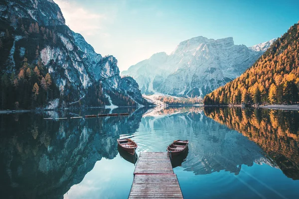 Hajók a tavon Braies (Pragser Wildsee) a Dolomitok-hegy — Stock Fotó