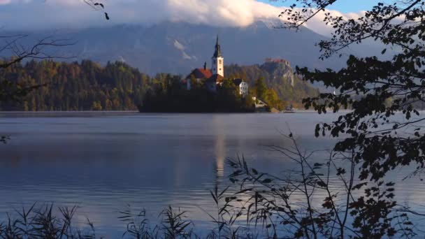 布莱德湖 斯洛文尼亚与圣玛丽教堂的假设在水中的小岛和美丽的日落 — 图库视频影像