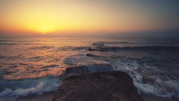 Salida Del Sol Sobre Mar Playa Ondas Oceánicas Bailando Mientras — Vídeo de stock