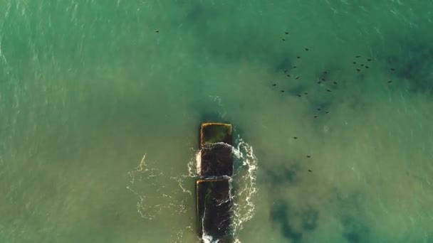 日出在海和海滩上 海浪在跳舞 空中无人机视图 — 图库视频影像