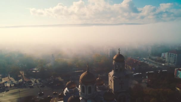 保加利亚瓦尔纳升天大教堂的鸟瞰图 夏天美丽的城市 — 图库视频影像
