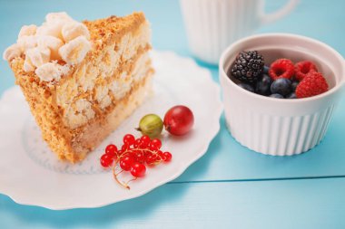 Makarna, çikolata, süt kreması, fındık ve taze kek parçası